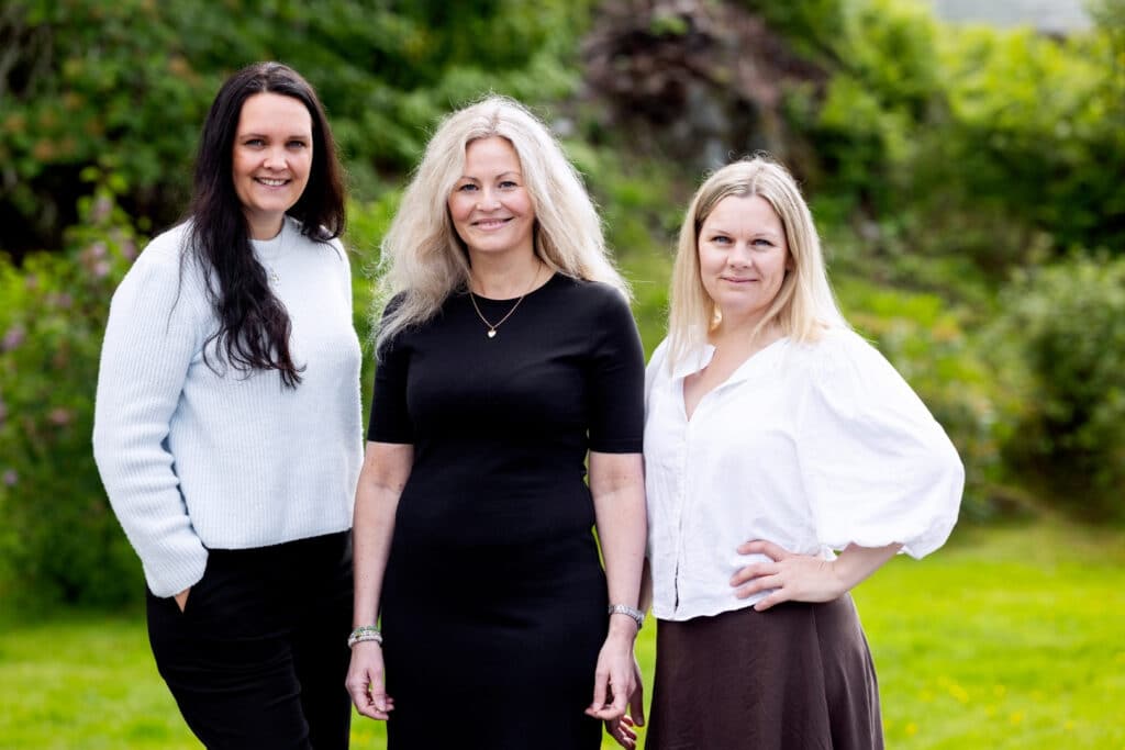 Cathrine, Kjersti og Anette står ute 