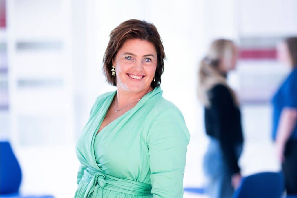 Dora Thorhallsdottir (3240 × 2160 px)