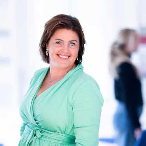 Foredrag Bergen 13.11.25: Å være forelder med hele deg - med Dora Thorhallsdottir